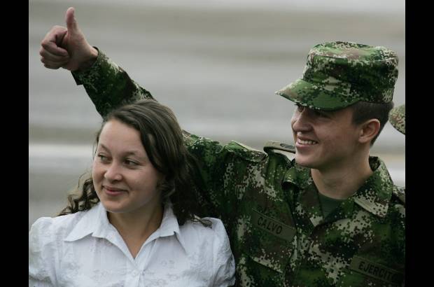 AP - Los residentes fueron evacuados a uno de los centros del Departamento de Parques y Recreo de San Bruno. Los da&#241;os a&#250;n no han sido cuantificados.
