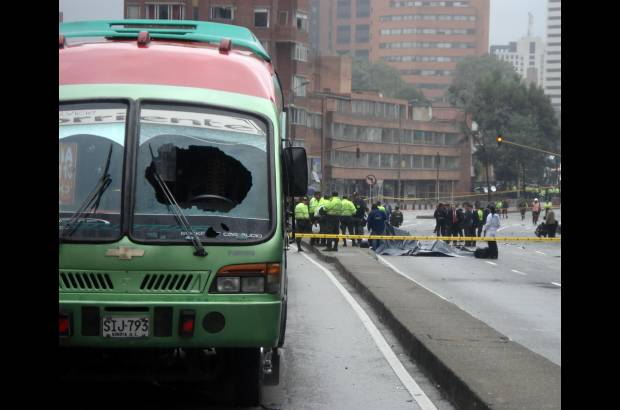 Ra&#250;l Palacios, Colprensa - Una buseta de servicio p&#250;blico result&#243; afectada. Algunos de las personas heridas fueron las que se movilizaban en &#233;sta.