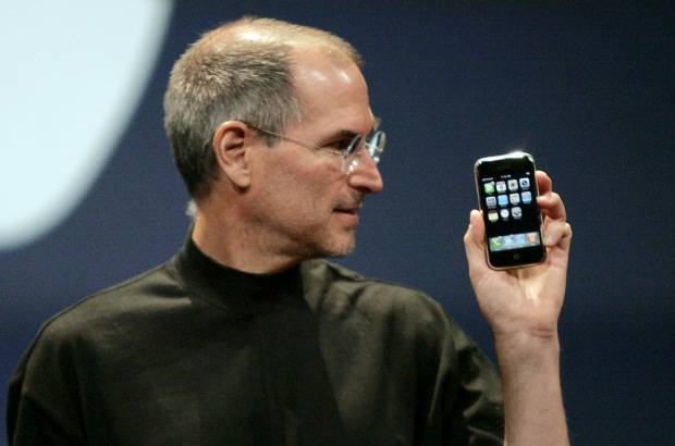 Archivo - El iPhone era hasta ese momento el m&#225;s delgado del mercado, con 11.6 mil&#237;metros de espesor y un bot&#243;n, el Home, desde donde se pod&#237;a acceder a simples iconos.
