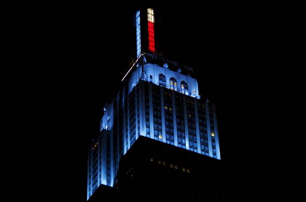 Reuters - El m&#237;tico edificio Empire State se pint&#243; finalmente de luz azul con la victoria de Barack Obama sobre el republicano Mitt Romney en la intensa disputa por la Casa Blanca.