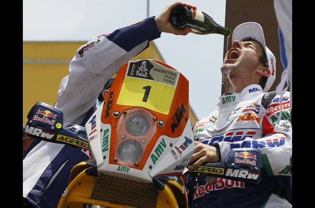 AP - Los españoles Marc Coma (KTM) y Joan Roma (Mini) acabaron segundos en motos y carros respectivamente.