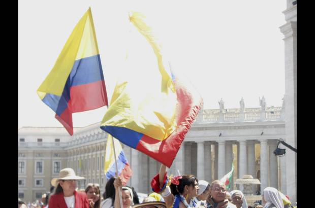 Colprensa - Banderas colombianas se vieron en la Plaza de San Pedro en la ceremonia de canonización de la Madre Laura.