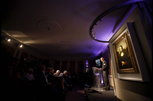 REUTERS - Finalmente, la fundaci&#243;n record&#243; que Leonardo hizo m&#225;s de una versi&#243;n de varios de sus cuadros, y cit&#243;, entre otros, el caso de La Virgen de las Rocas.
