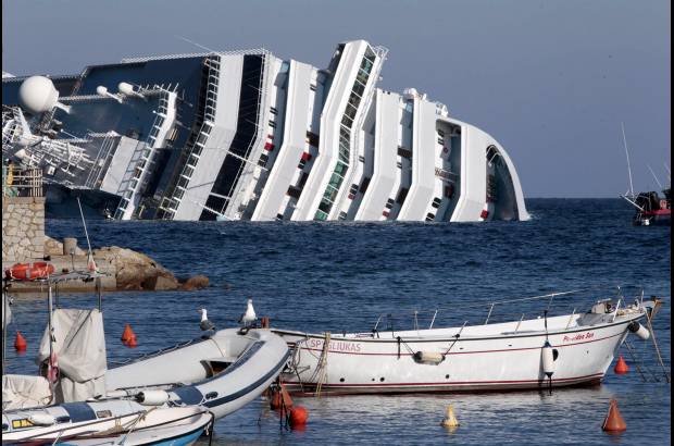 AP - Los italianos contaron c&#243;mo vieron a muchas personas arrojarse a las fr&#237;as aguas del Tirreno.