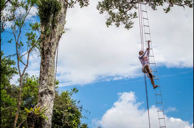 FOTO CORTESIA - COLPRENSA - Un grupo de ind&#237;genas de Colombia, Per&#250; y Brasil fueron los encargados de ayudar a construir las rampas desde las que Orlando salt&#243;, compartiendo las t&#233;cnicas artesanales y profesionales utilizadas para la disciplina de clavados.