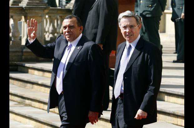 Reuters - El presidente hondureño fue recibido con honores militares en la Casa de Nariño.