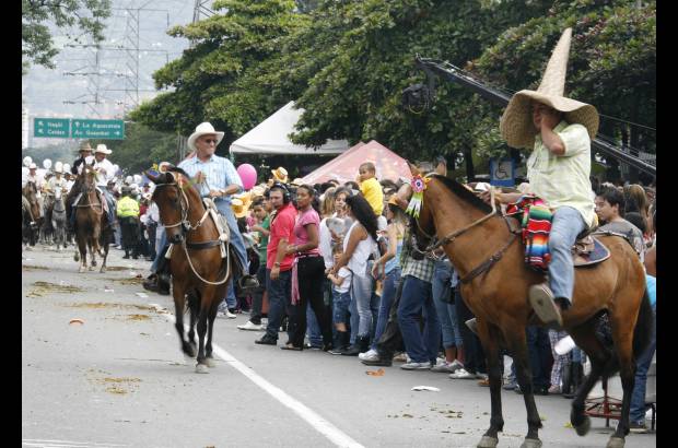 Esteban Vanegas - Aunque la tarde estuvo fría, la temperatura la subieron los asistentes al Desfile a Caballo, que se gozaron el evento.