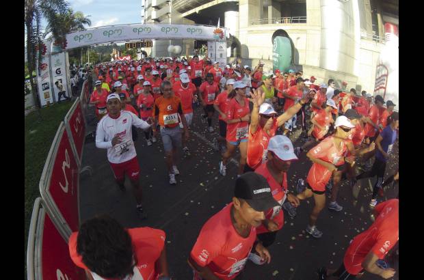 Esteban Jaramillo y Sebastián Salazar - Más de 10 mil competidores se dieron cita en esta histórica cita deportiva que se corría en las modalidades de 5, 10, 21 y 42 kilómetros.