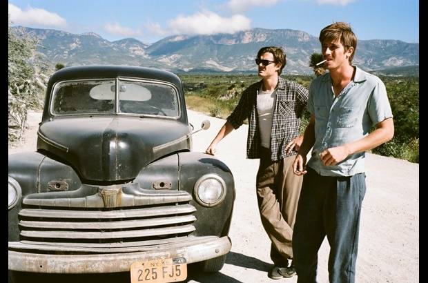 Cortes&#237;a - Es protagonizada por Garrett Hedlund, Sam Riley y Kristen Stewart.