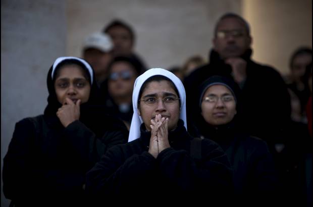 AP - Otros prefirieron rezar el rosario, en suave murmullo, a la espera del papa.