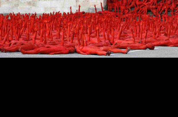 Reuters - La polic&#237;a cerr&#243; el acceso a los lugares elegidos por Tunick para sus instalaciones humanas
