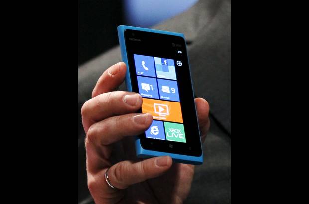 Reuters - Uno de los lanzamientos m&#225;s esperados de la Feria CES, de Las Vegas, fue el tel&#233;fono inteligente Nokia Lumia 900. Este tel&#233;fono es el primero con 4G LTE, que corre con la plataforma de Windows Phone, de Microsoft.