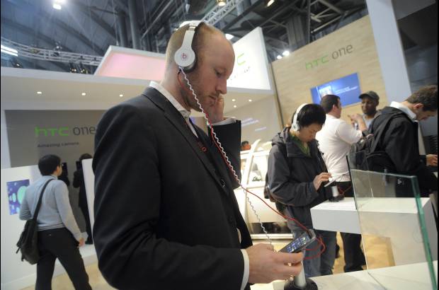 - No solo por moda, también por salud se usan audífonos con almohadilla.