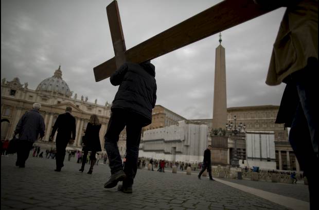 AP - Feligreses llevaron una cruz para orar en la Plaza de San Pedro.