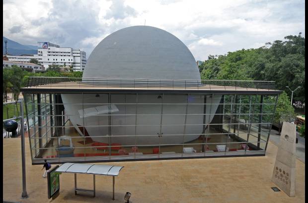 FOTO EL COLOMBIANO - El Planetario de Medell&#237;n Jesus Emilio Ram&#237;rez Gonz&#225;lez ofrece un escenario a la altura de los m&#225;s modernos del mundo, dedicado a la labor cient&#237;fica y educativa de la ciudad. Est&#225; integrado a la mayor zona l&#250;dica, tecnol&#243;gica y cient&#237;fica de la capital antioque&#241;a.