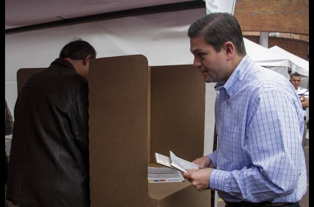 Agencias - Juan Carlos Pinz&#243;n, Ministro de Defensa, ejerci&#243; su derecho al voto en el Norte de Bogot&#225;, en donde puntualiz&#243; que se sent&#237;a &quot;agradecido y contento de haber podido votar, tenemos libertad y democracia gracias a la Fuerza P&#250;blica, ojal&#225; los colombianos acudan a las urnas masivamente&quot;.