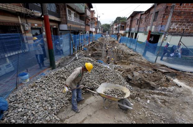 - Las aguas negras del barrio Santa Catalina ya no inundar&#225;n m&#225;s las casas, con las obras de drenaje y conducci&#243;n que se adelantan.