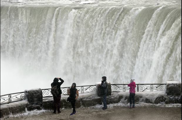 Reuters - Las cataratas del Ni&#225;gara, uno de los mayores atractivos tur&#237;sticos de Estados Unidos y Canad&#225;, tambi&#233;n sufri&#243; el impacto de los fuertes vientos, las nevadas y el v&#243;rtice polar que azota a estos pa&#237;ses y ha afectado a m&#225;s de 240 millones de personas.