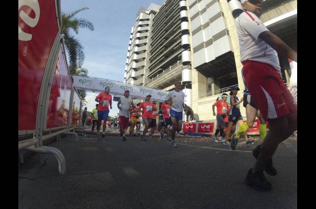 Esteban Jaramillo y Sebastián Salazar - Más de 10 mil competidores se dieron cita en esta histórica cita deportiva que se corría en las modalidades de 5, 10, 21 y 42 kilómetros.