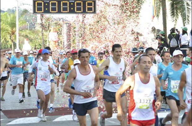 Esteban Jaramillo y Sebastián Salazar - Más de 10 mil competidores se dieron cita en esta histórica cita deportiva que se corría en las modalidades de 5, 10, 21 y 42 kilómetros.