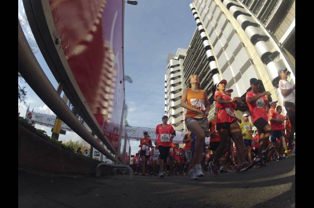 Esteban Jaramillo y Sebastián Salazar - Más de 10 mil competidores se dieron cita en esta histórica cita deportiva que se corría en las modalidades de 5, 10, 21 y 42 kilómetros.