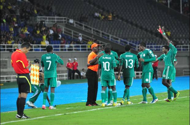 Colprensa - Con goles de Ahmed Musa y Olarenwaju Kayode, Nigeria derrotó este sábado 2-0 a Arabia Saudita y se aseguró el primer lugar del Grupo D. Ambas selecciones avanzaron a octavos de final.