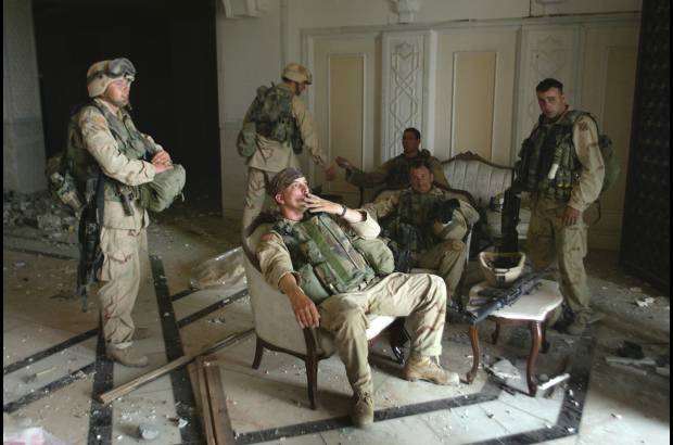 AP - El ej&#233;rcito norteamericano dentro de uno de los palacios de Saddam Hussein el 7 de Abril de 2003.