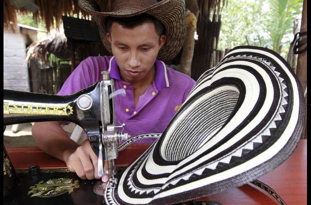 Foto Donaldo Zuluaga - Las trenzas se unen de a una en m&#225;quinas de coser de pedal.