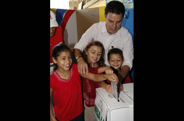 Jaime Pérez - El candidato a la vicepresidencia, Aníbal Gaviria, votó en la Universidad Eafit de Medellín.