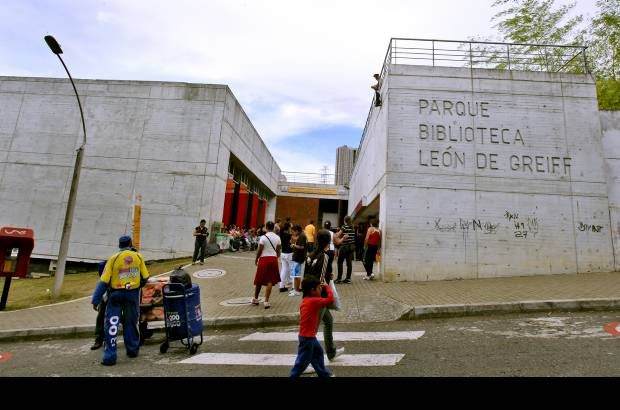 Foto Juan Antonio S&#225;nchez - Acceso principal al Parque Biblioteca Le&#243;n de Greiff, construido en la antigua c&#225;rcel La Ladera.