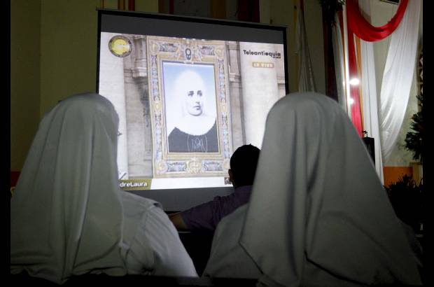 Donaldo Zuluaga - Las lauritas siguieron la canonizaci&#243;n de Santa Laura en pantalla gigante.