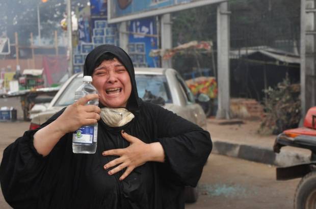 AP - El Gobierno egipcio decretó el estado de emergencia y el toque de queda.
