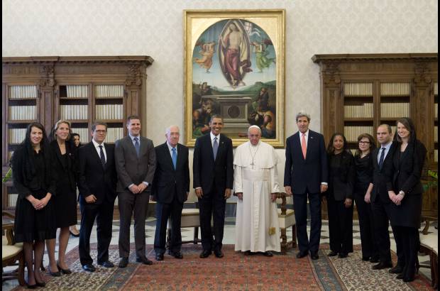 AFP - En la fotografía oficial de la visita, el Papa Francisco (Centro) se encuentra entre el presidente Barack Obama y el secretario de Estado de E.U., John Kerry, y su comitiva oficial durante la audiencia privada de este jueves en el Vaticano.