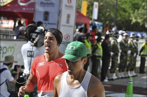 Esteban Jaramillo y Sebasti&#225;n Salazar - M&#225;s de 10 mil competidores se dieron cita en esta hist&#243;rica cita deportiva que se corr&#237;a en las modalidades de 5, 10, 21 y 42 kil&#243;metros.