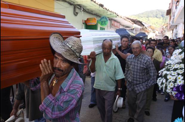 Hern&#225;n Vanegas - Este martes el municipio de Angostura estuvo de luto. Una marcha silenciosa acompa&#241;&#243; los despojos mortales de las v&#237;ctimas del invierno.