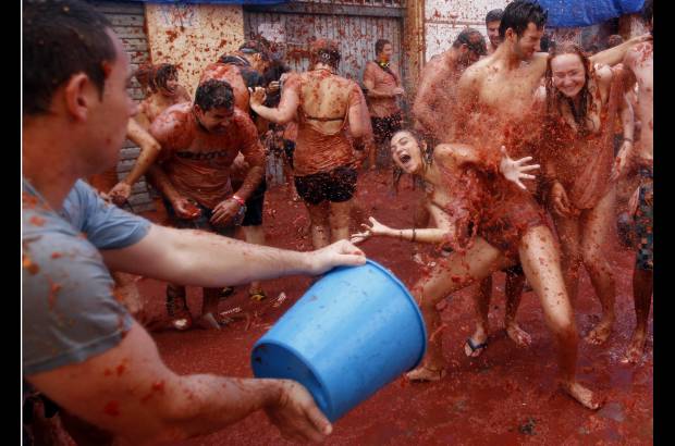 AP - Las arengas para esta pac&#237;fica guerra que acontece cada &#250;ltimo mi&#233;rcoles de agosto desde 1945 comenzaron en la tarde del martes con una serie ininterrumpida de fiestas, bailes y conciertos que convirtieron la noche en ma&#241;ana en Bu&#241;ol, en la mediterr&#225;nea provincia de Valencia, este espa&#241;ol.