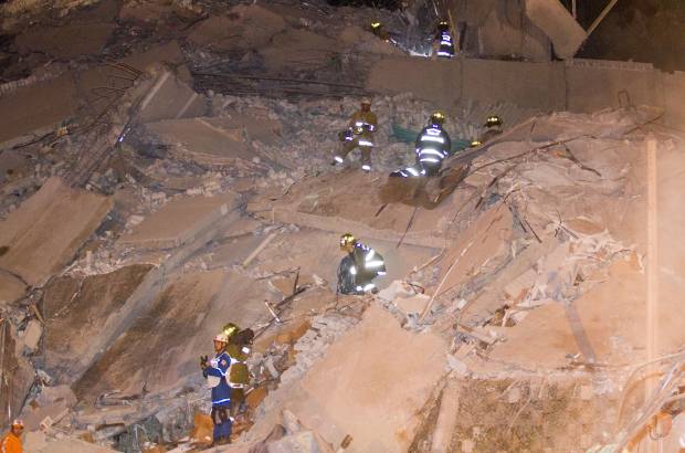 Foto: Edwin Bustamante - Despu&#233;s de controlar una fuga de gas, las autoridades lograron ingresar al sitio. La Defensa Civil rescat&#243; a dos heridos, Adri&#225;n Andr&#233;s L&#243;pez y Yamid Lopera, que fueron trasladados a las cl&#237;nicas de Las Vegas y El Rosario de El Tesoro.