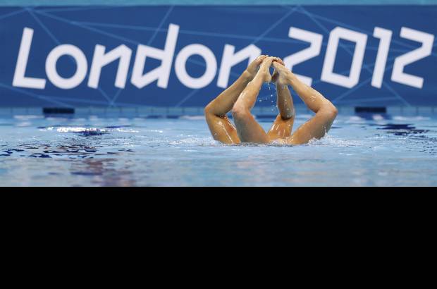 Reuters - Una impresionante muestra de coordinaci&#243;n por parte de las estadounidenses Mary Killman y Mariya Koroleva.