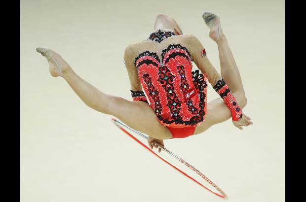 Reuters - Melitina Staniouta de Bielorusia realiza su rutina en el Campeonato Mundial de Gimnasia R&#237;tmica.