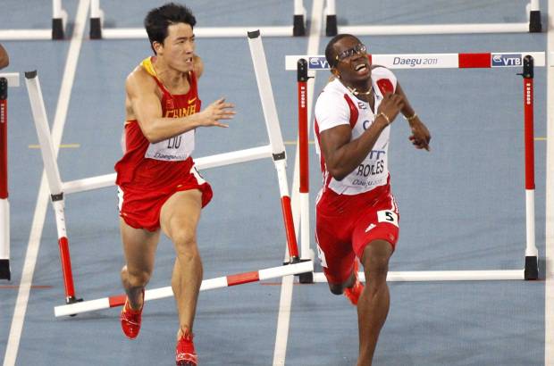 Archivo - El cubano Dayron Robles tiene la plusmarca mundial de atletismo de 110 metros vallas con un tiempo de 12,87 segundos, gan&#243; oro en los Ol&#237;mpicos de 2008. Liu Xiang (izquierda) es la principal figura del atletismo chino, su mejor marca es 12,88 segundos, gan&#243; oro en los Ol&#237;mpicos de Atenas 2004. Ambos atletas son los favoritos para la carrera de 110 metros vallas.