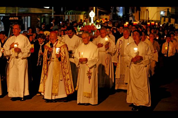 Julio C&#233;sar Herrera - Antorchas, velas, cirios, faroles, hasta linternas, portaron los centenares de feligreses que soportaron previamente y durante el desfile una lluvia moderada.