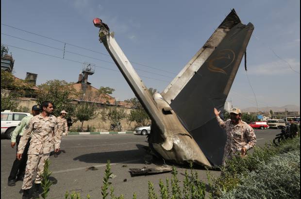 AFP - Partes del avi&#243;n que se estrell&#243; cerca al aeropuerto de Mehrabad en Iran.