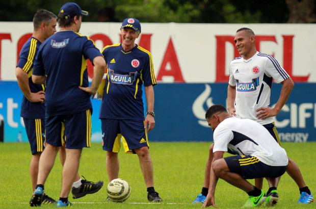 COLPRENSA - La Selecci&#243;n Colombia de F&#250;tbol de Mayores cumpli&#243; el lunes con el primer entrenamiento de preparaci&#243;n para el juego del pr&#243;ximo viernes contra Chile en Barranquilla.