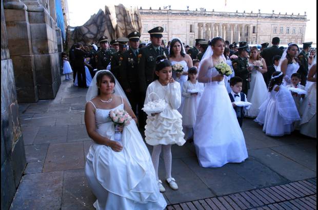 Colprensa-Germ&#225;n Enciso - Los vestidos blancos de las novias son alquilados a una agencia y cada uno tiene un detalle particular para distinguirlos y que no todas luzcan igual, en peque&#241;as variaciones que son escogidas por las propias novias, explic&#243;.