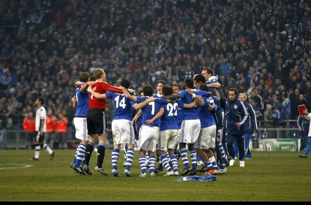 Reuters - Los jugadores del Schalke celebran su clasificaci&#243;n a la siguiente fase del torneo.