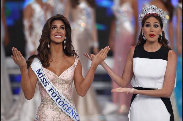 Reuters - Mariana Jim&#233;nez es la nueva Miss Venezuela. A su lado, la actual Miss Universo, la venezolana, Gabriela Isler.