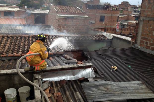 Foto Esteban Vanegas - Por otro lado, varias viviendas aleda&#241;as sufrieron algunos da&#241;os menores, adem&#225;s del segundo y tercer nivel de la edificaci&#243;n donde se produjo el incendio, que son habitados por familias.