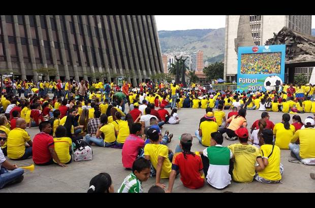 @AlcaldiadeMed - Con camisetas rojas y amarillas Medell&#237;n disfrut&#243; del encuentro entre la Selecci&#243;n Colombia y Brasil. El parque El Poblado, parque Lleras, avenida 33 y la plazoleta del Centro Administrativo La Alpujarra fueron los lugares de encuentro.