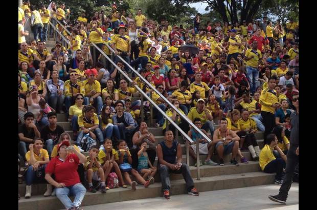 Julio Cesar Herrera - Con camisetas rojas y amarillas Medell&#237;n disfrut&#243; del encuentro entre la Selecci&#243;n Colombia y Brasil. El parque El Poblado, parque Lleras, avenida 33 y la plazoleta del Centro Administrativo La Alpujarra fueron los lugares de encuentro.