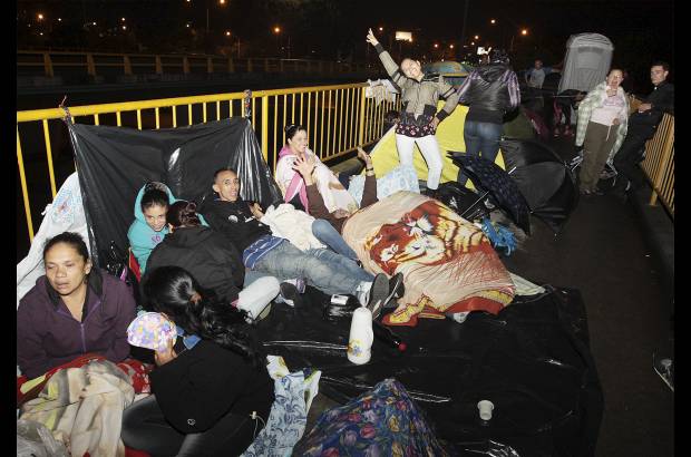 Foto R&#243;binson Saenz - Los venteros de tintos y comidas r&#225;pidas hicieron su agosto.